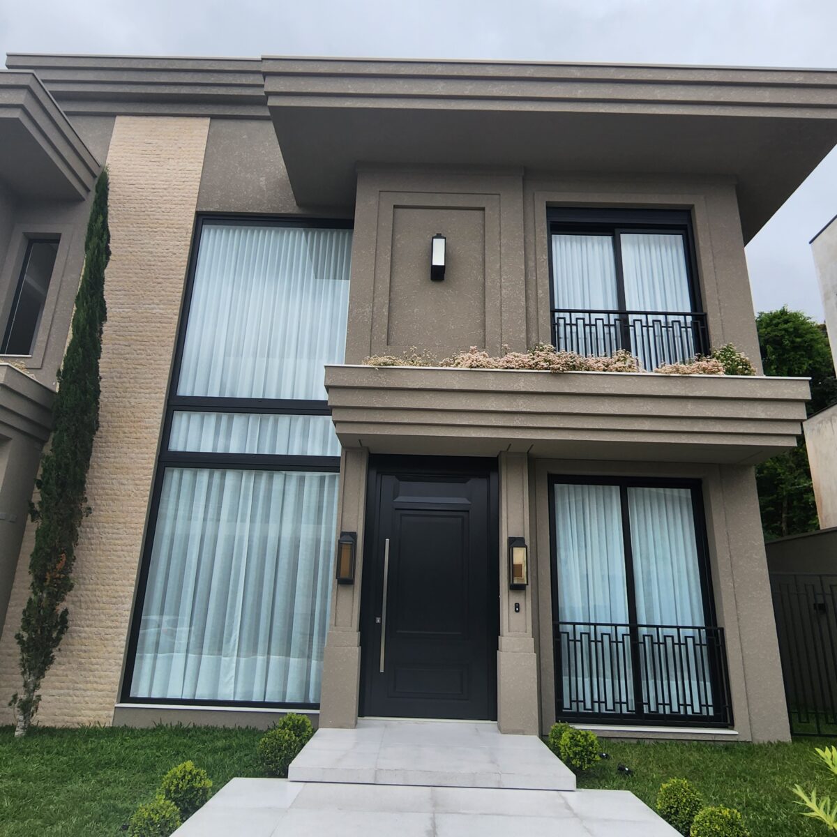 Porta pivotante em ACM preto fosco com detalhes exclusivos em almofadas 3D e boiseries - Imagem 2