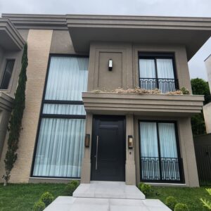 Porta pivotante em ACM preto fosco com detalhes exclusivos em almofadas 3D e boiseries - Imagem 2