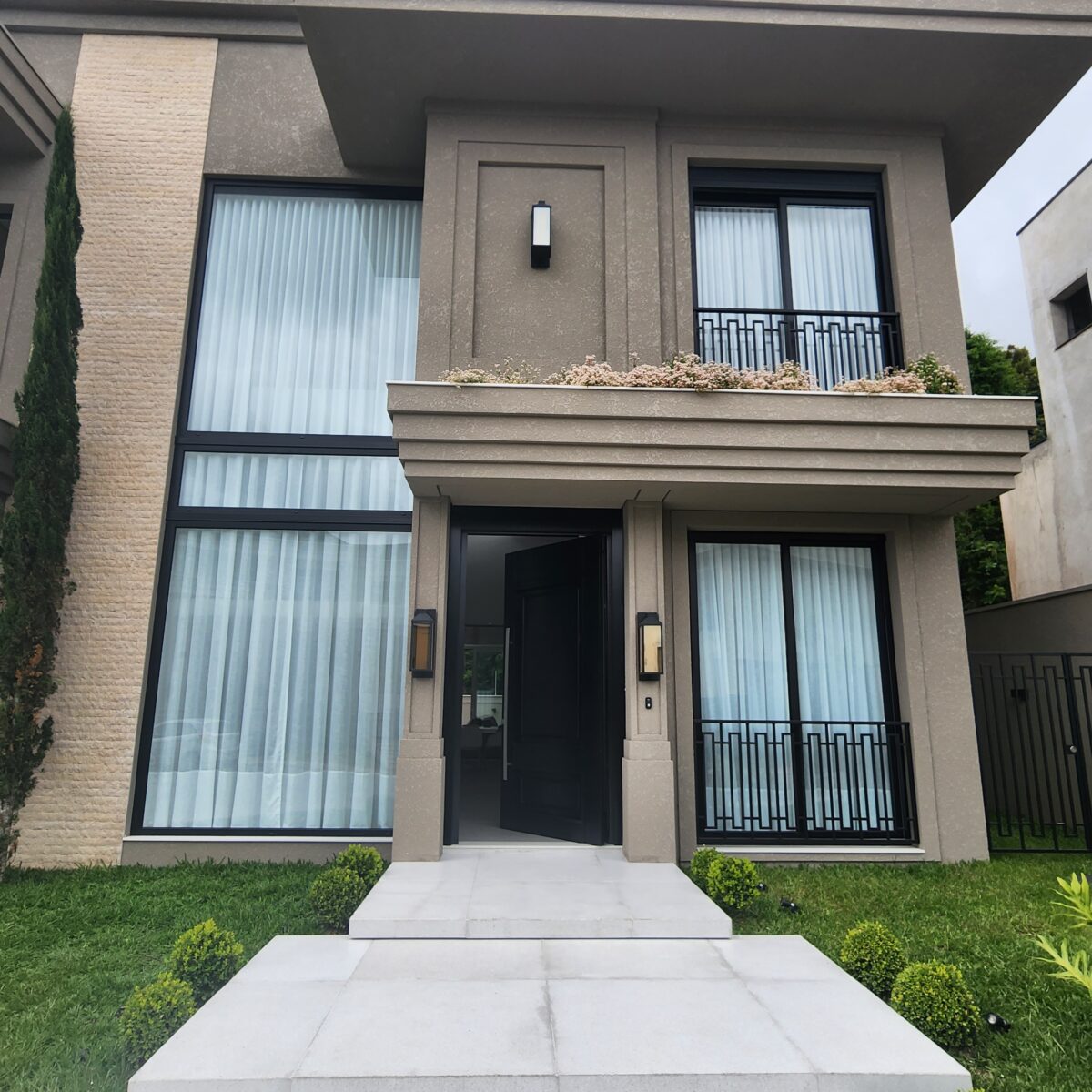 Porta pivotante em ACM preto fosco com detalhes exclusivos em almofadas 3D e boiseries - Imagem 3