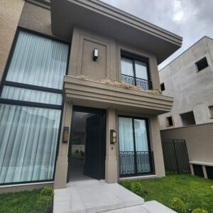 Porta pivotante em ACM preto fosco com detalhes exclusivos em almofadas 3D e boiseries - Imagem 4