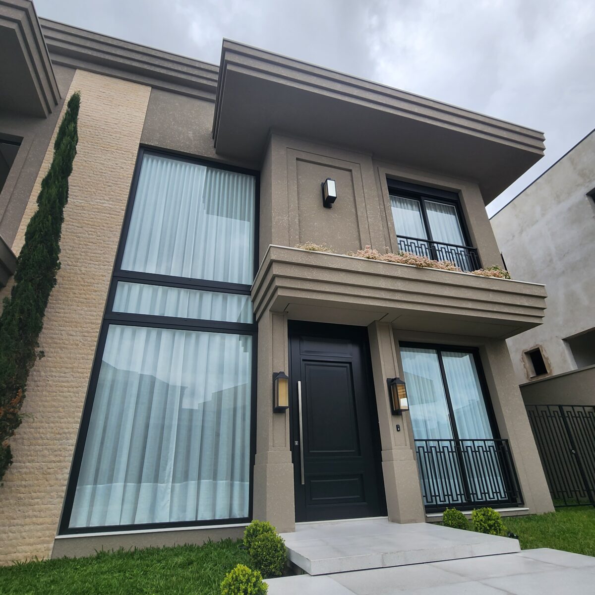 20230131_125324 Porta pivotante em ACM preto fosco com detalhes exclusivos em almofadas 3D e boiseries - Imagem 1