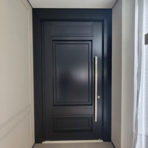 Porta pivotante em ACM preto fosco com detalhes exclusivos em almofadas 3D e boiseries - Imagem 6