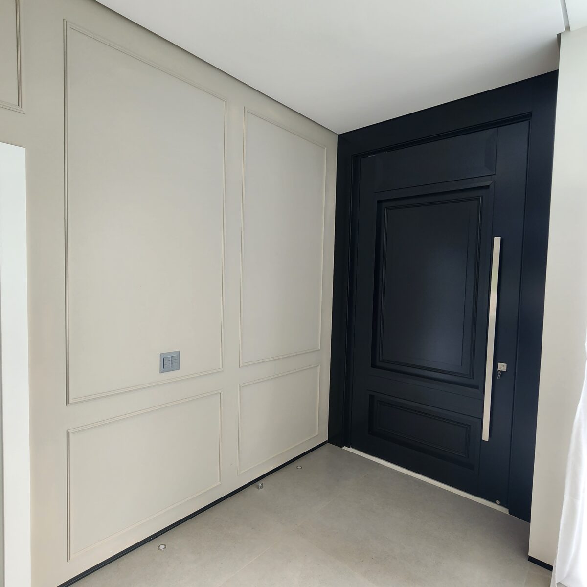 Porta pivotante em ACM preto fosco com detalhes exclusivos em almofadas 3D e boiseries - Imagem 7