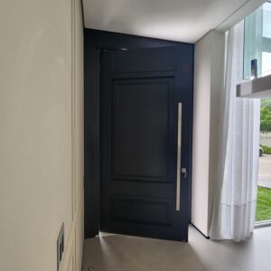 Porta pivotante em ACM preto fosco com detalhes exclusivos em almofadas 3D e boiseries - Imagem 9