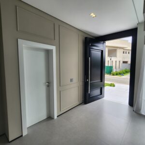 Porta pivotante em ACM preto fosco com detalhes exclusivos em almofadas 3D e boiseries - Imagem 10