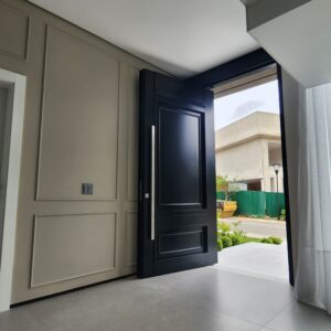 Porta pivotante em ACM preto fosco com detalhes exclusivos em almofadas 3D e boiseries - Imagem 11