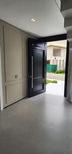 Porta pivotante em ACM preto fosco com detalhes exclusivos em almofadas 3D e boiseries - Imagem 12