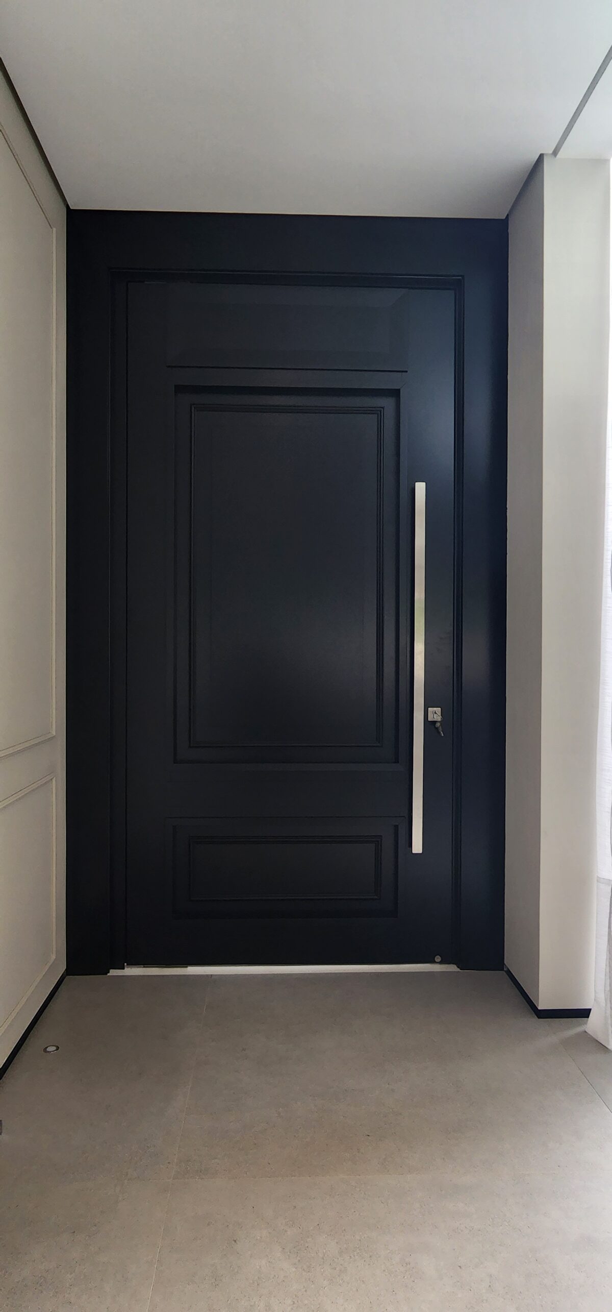 Porta pivotante em ACM preto fosco com detalhes exclusivos em almofadas 3D e boiseries - Imagem 13