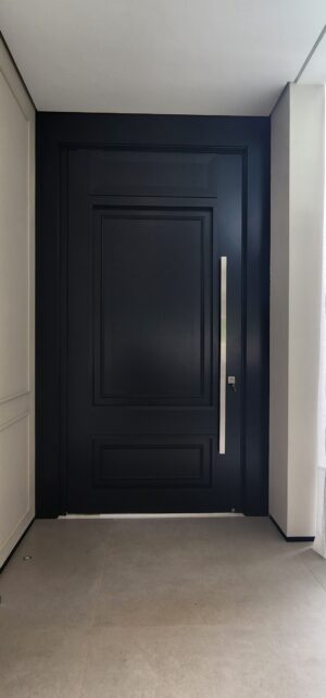 Porta pivotante em ACM preto fosco com detalhes exclusivos em almofadas 3D e boiseries - Imagem 13