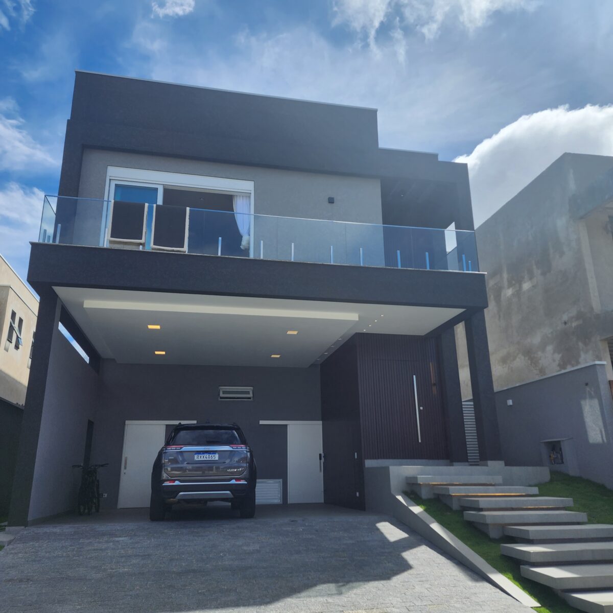 20230202_095530 Porta pivotante em ACM ripado na vertical, painéis ripado seguindo alinhamento da porta, chapa Wood Sucupira - Imagem 8