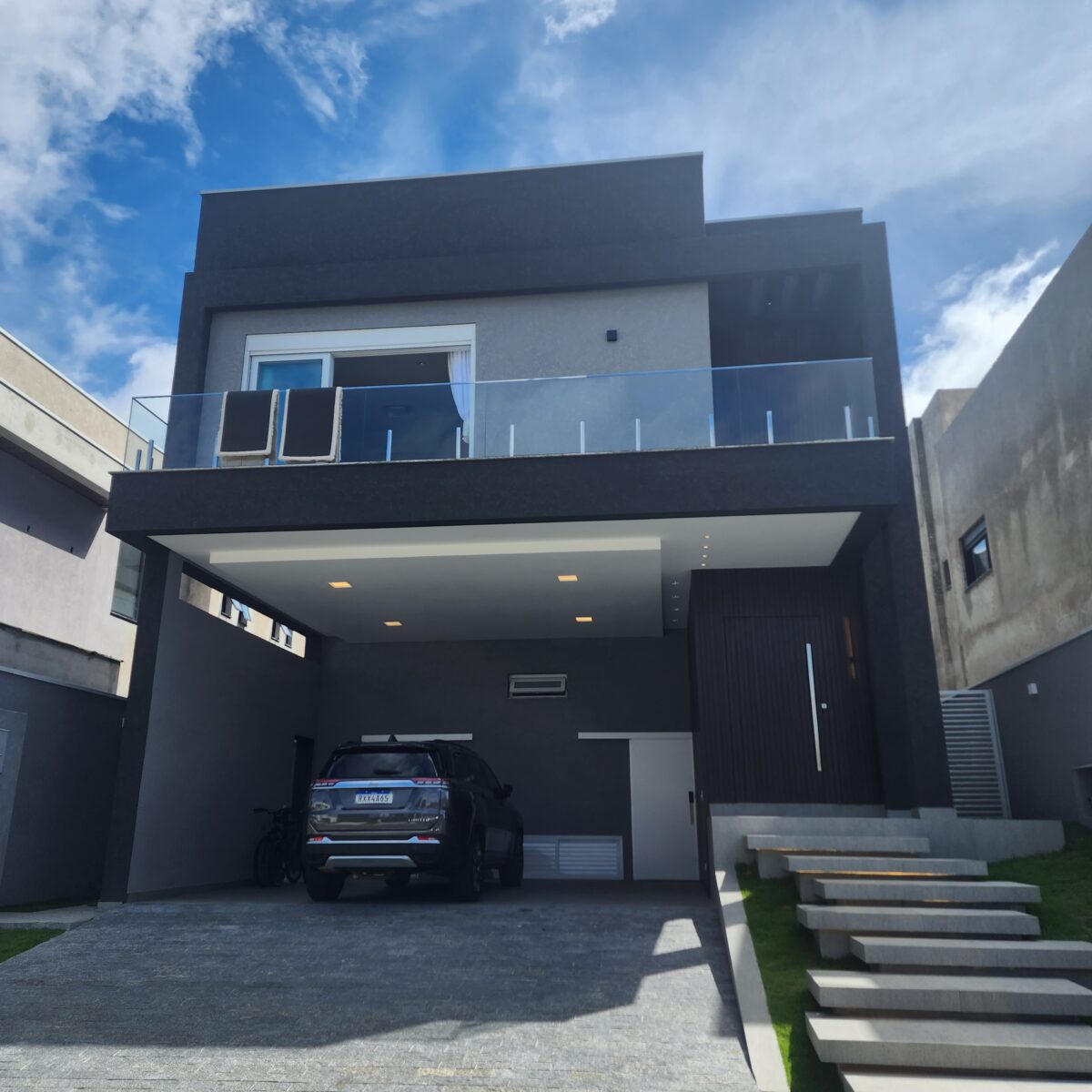 20230202_095537 Porta pivotante em ACM ripado na vertical, painéis ripado seguindo alinhamento da porta, chapa Wood Sucupira - Imagem 9