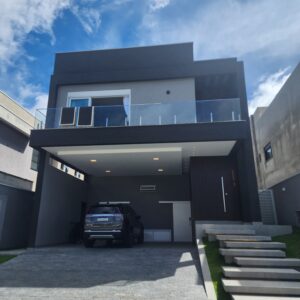 Porta pivotante em ACM ripado na vertical, painéis ripado seguindo alinhamento da porta, chapa Wood Sucupira - Imagem 9