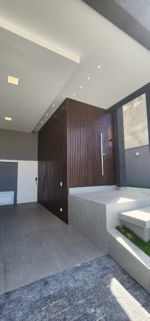 Porta pivotante em ACM ripado na vertical, painéis ripado seguindo alinhamento da porta, chapa Wood Sucupira - Imagem 4