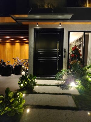 Porta pivotante em ACM preto fosco com boiseries e almofadas - Imagem 6