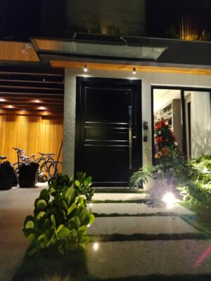 Porta pivotante em ACM preto fosco com boiseries e almofadas - Imagem 2