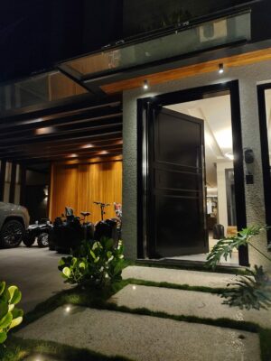 Porta pivotante em ACM preto fosco com boiseries e almofadas - Imagem 3