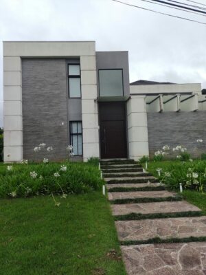 Porta pivotante em ACM, chapa Wood Sucupira, bandeira superior fixa - Imagem 5