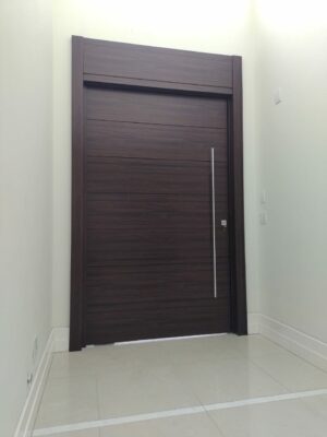 Porta pivotante em ACM, chapa Wood Sucupira, bandeira superior fixa - Imagem 6