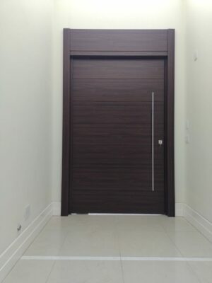Porta pivotante em ACM, chapa Wood Sucupira, bandeira superior fixa - Imagem 7