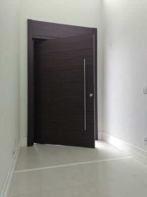 Porta pivotante em ACM, chapa Wood Sucupira, bandeira superior fixa - Imagem 8