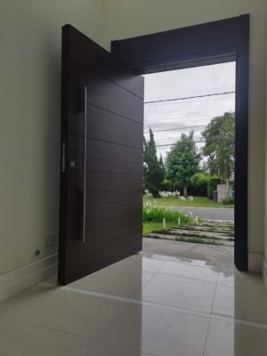 Porta pivotante em ACM, chapa Wood Sucupira, bandeira superior fixa - Imagem 9