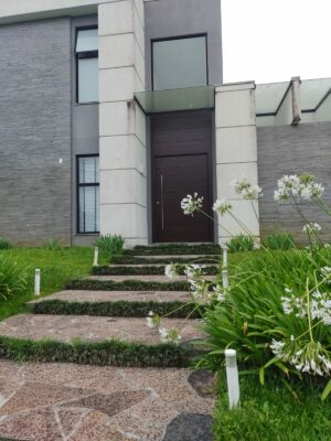 Porta pivotante em ACM, chapa Wood Sucupira, bandeira superior fixa - Imagem 3