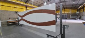 Porta pivotante em ACM branco neve com detalhe em mogno e dupla vedação porta e batente - Imagem 9