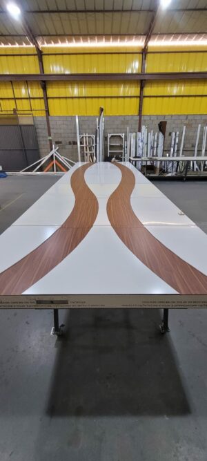 Porta pivotante em ACM branco neve com detalhe em mogno e dupla vedação porta e batente - Imagem 13