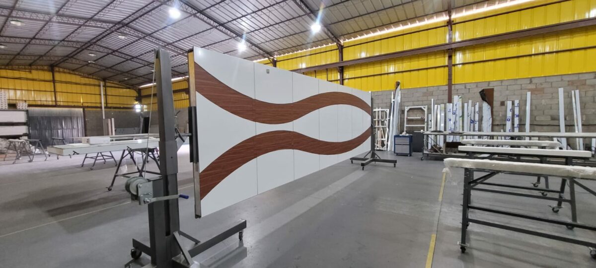 Porta pivotante em ACM branco neve com detalhe em mogno e dupla vedação porta e batente - Imagem 11