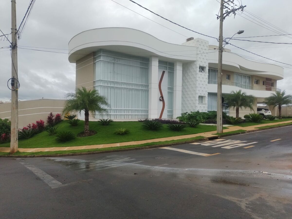 Porta em ACM branco neve com detalhe em S chapa Wood Mogno e dupla vedação - Imagem 3