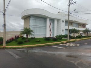Porta em ACM branco neve com detalhe em S chapa Wood Mogno e dupla vedação - Imagem 3