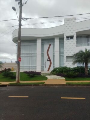 Porta em ACM branco neve com detalhe em S chapa Wood Mogno e dupla vedação - Imagem 4