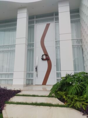 Porta em ACM branco neve com detalhe em S chapa Wood Mogno e dupla vedação - Imagem 5