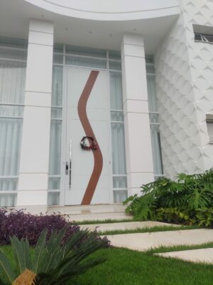 Porta em ACM branco neve com detalhe em S chapa Wood Mogno e dupla vedação