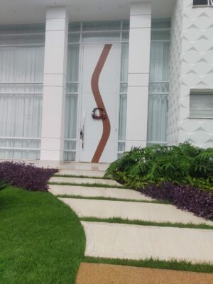 Porta em ACM branco neve com detalhe em S chapa Wood Mogno e dupla vedação - Imagem 7