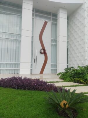 Porta em ACM branco neve com detalhe em S chapa Wood Mogno e dupla vedação - Imagem 8