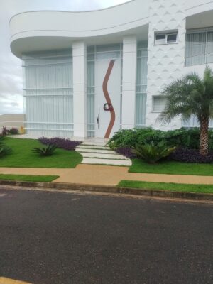 Porta em ACM branco neve com detalhe em S chapa Wood Mogno e dupla vedação - Imagem 2