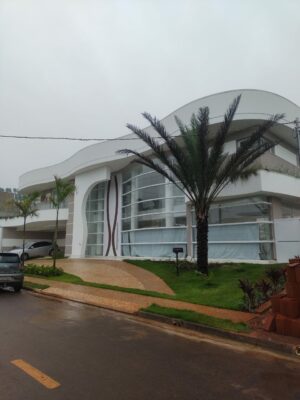 Porta pivotante em ACM branco neve com detalhe em mogno e dupla vedação porta e batente - Imagem 6