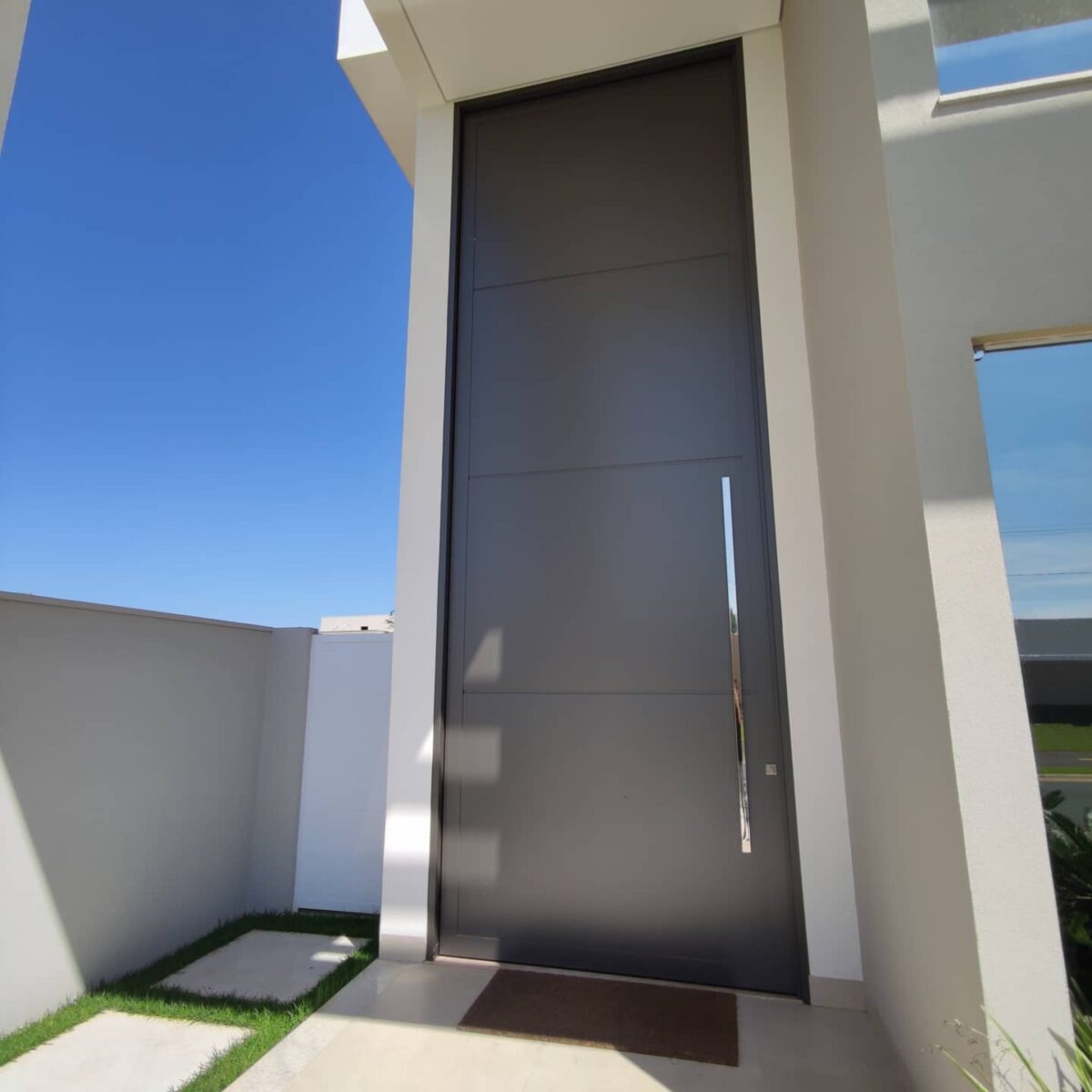 116519318_623910254898282_6829576363180249022_n Porta em ACM com frisos horizontais - Imagem 1