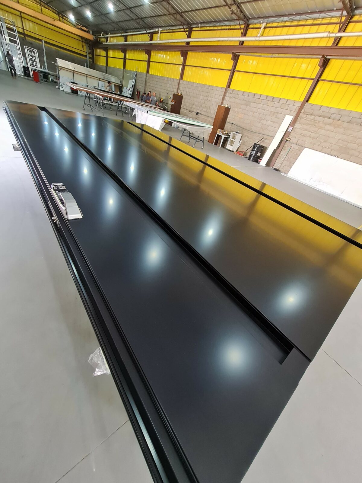 Porta em ACM com dois puxadores cava na própria porta - Imagem 2