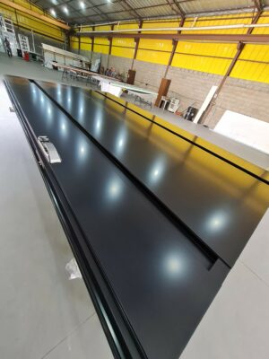 Porta em ACM com dois puxadores cava na própria porta - Imagem 2