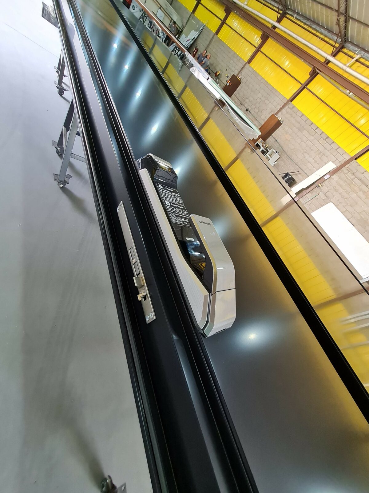 Porta em ACM com dois puxadores cava na própria porta - Imagem 5