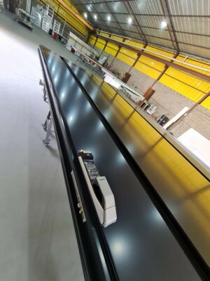 Porta em ACM com dois puxadores cava na própria porta - Imagem 4