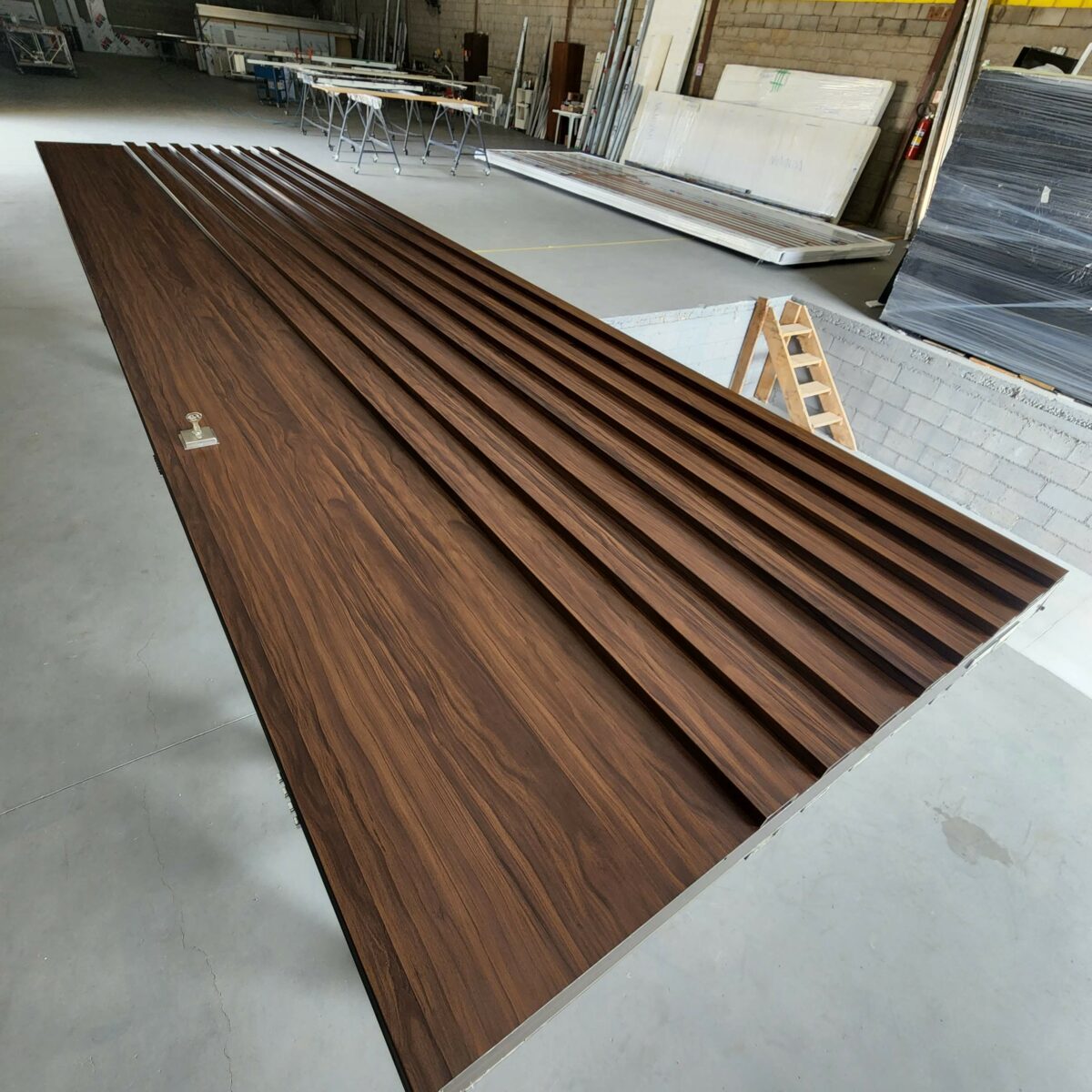 20220407_120445 Porta em ACM modelo ripado na vertical - Imagem 1