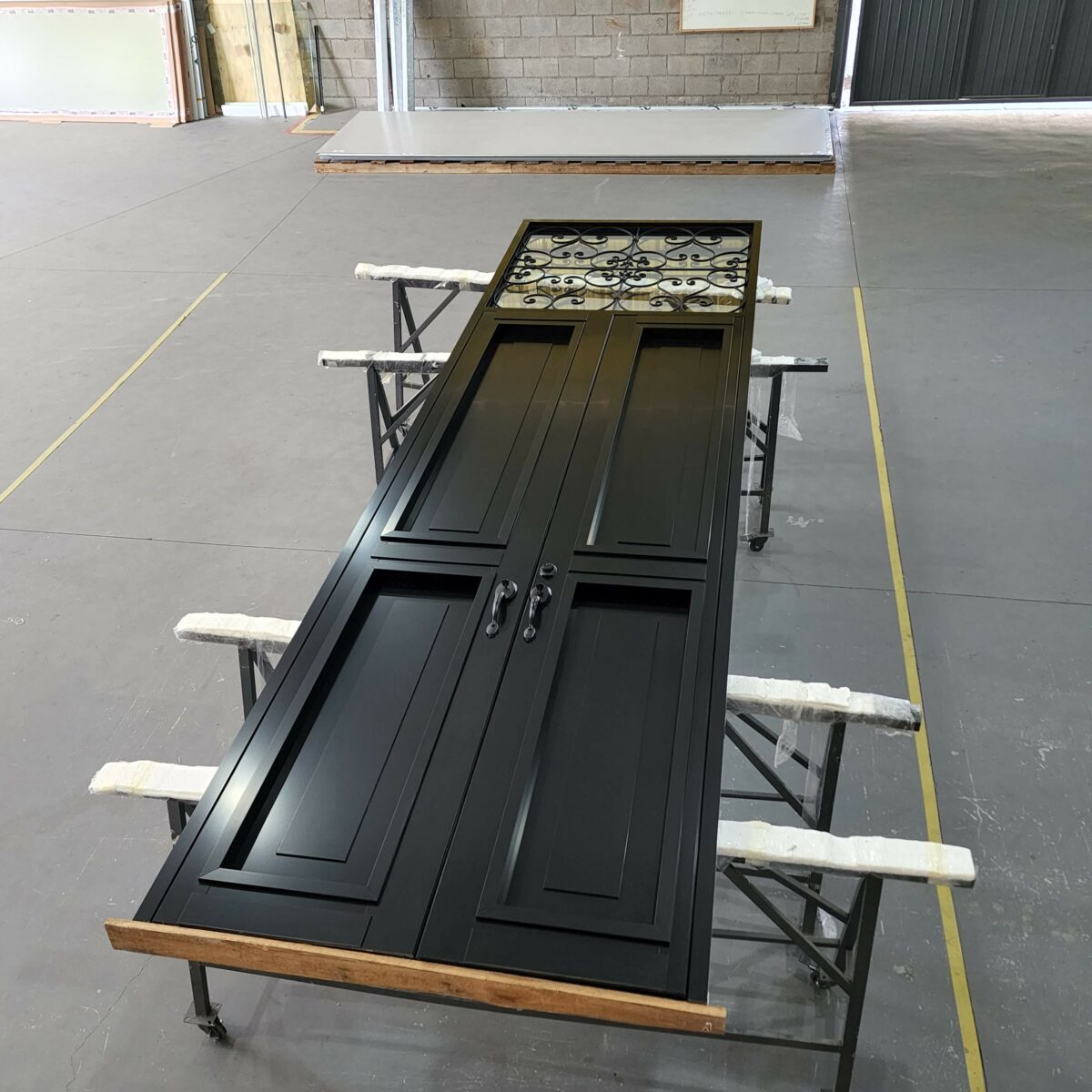 20220824_150913 Porta em ACM preto fosco modelo colonial com grade superior - Imagem 4