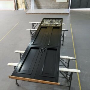 Porta em ACM preto fosco modelo colonial com grade superior - Imagem 4