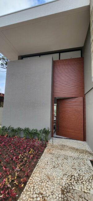 Porta em ACM modelo ripado na horizontal chapa Wood Mogno