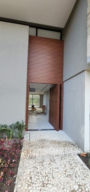 Porta em ACM modelo ripado na horizontal chapa Wood Mogno - Imagem 5