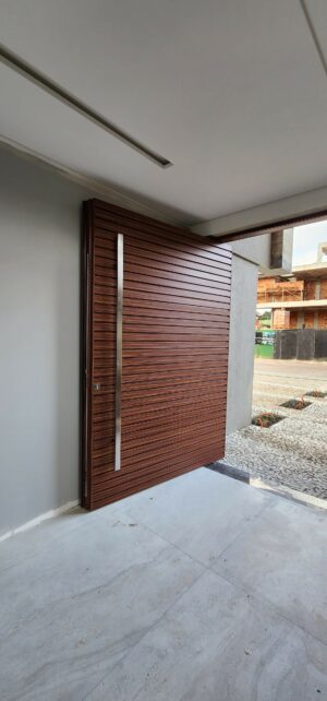 Porta em ACM modelo ripado na horizontal chapa Wood Mogno - Imagem 6