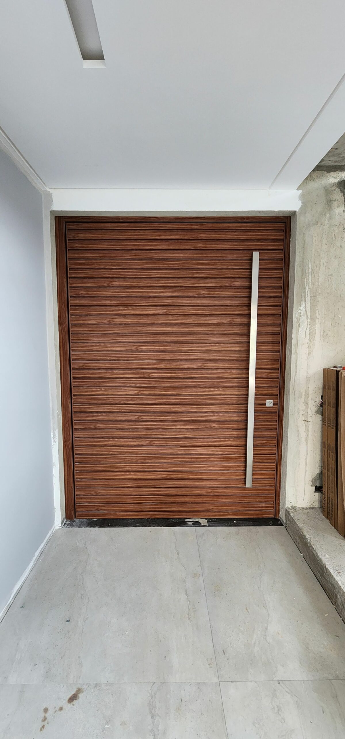 20220916_165758 Porta em ACM modelo ripado na horizontal chapa Wood Mogno - Imagem 7